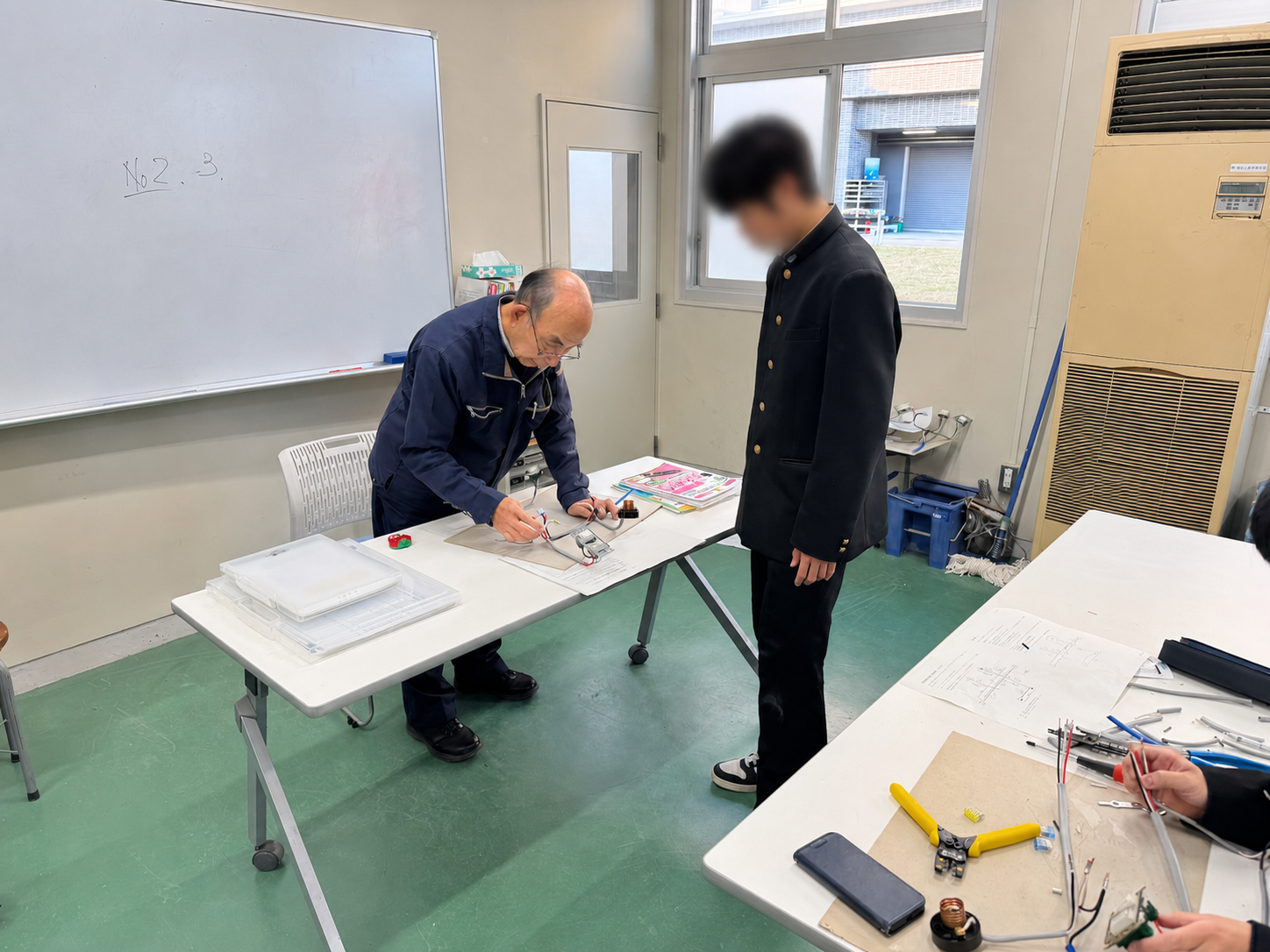 工具を使った技能練習の加工済み写真